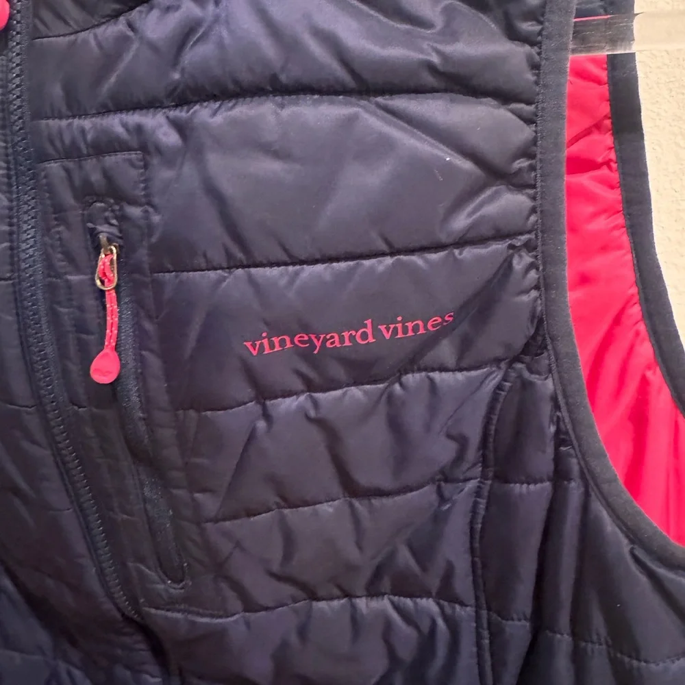 Vineyard Vines Women’s Mountain Weekend Puffer Vest - Picture 2 of 7
